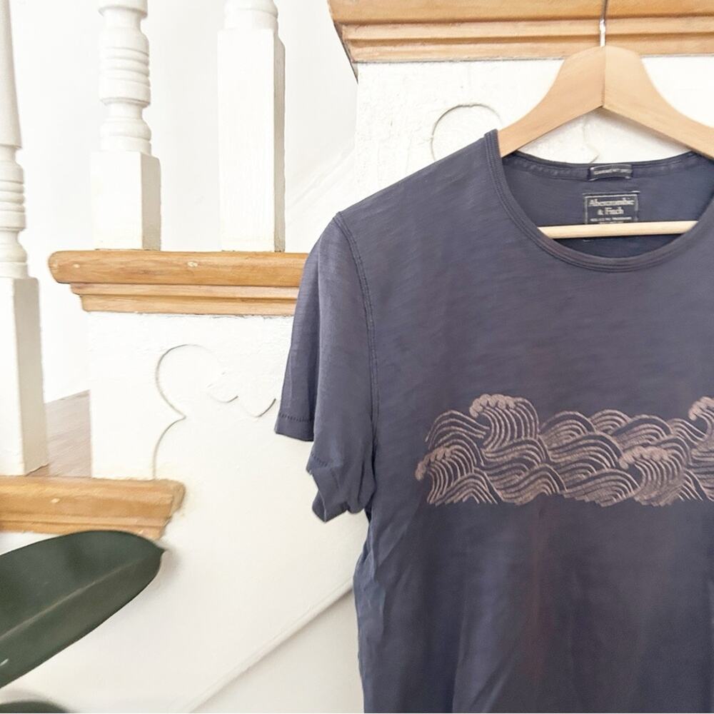 Abercrombie & Fitch Graphic T-Shirt Gray Wave Print Cotton Garment Dyed Size S - Picture 2 of 4